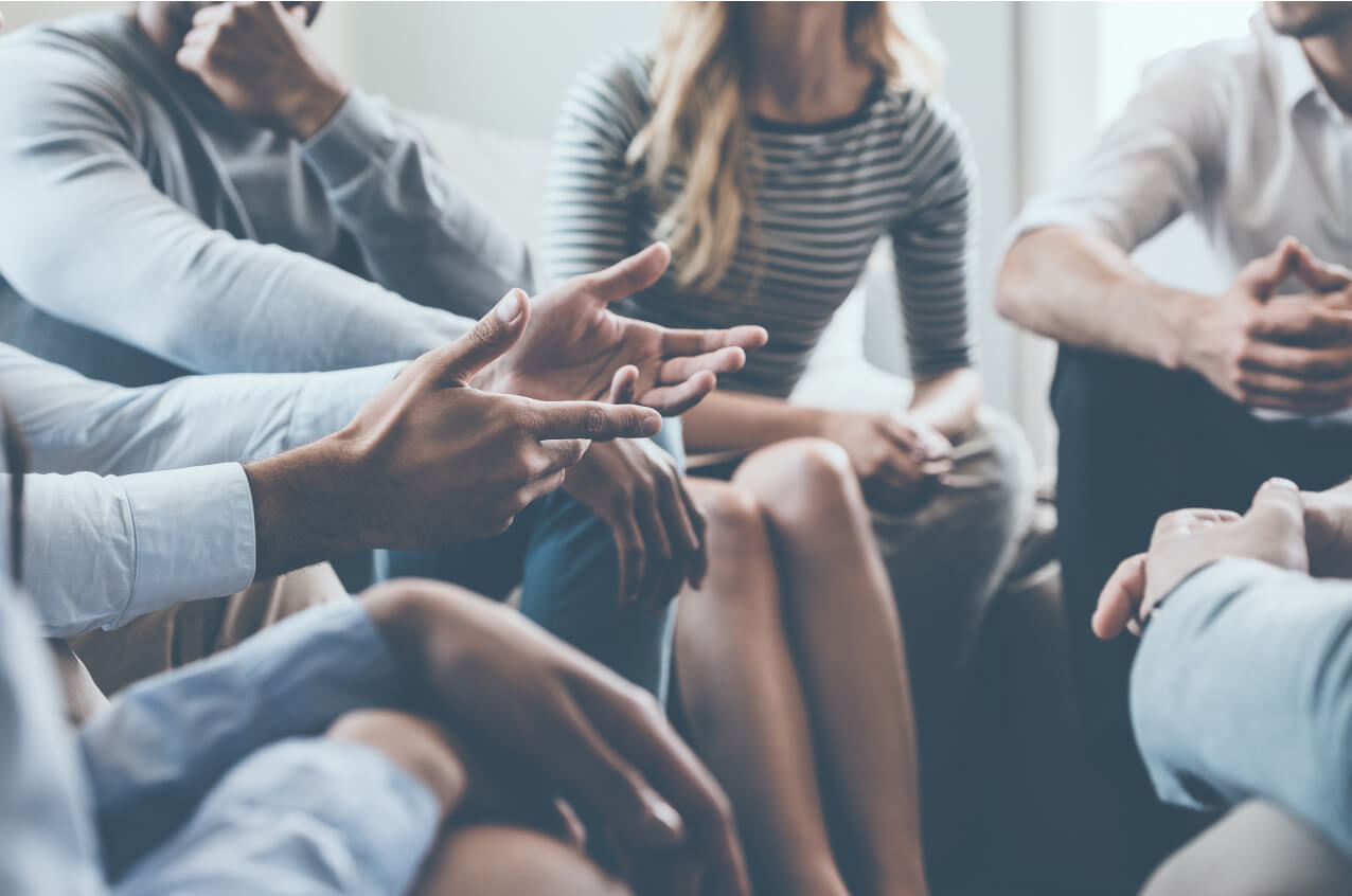 Un groupe de personnes discutant assis en cercle